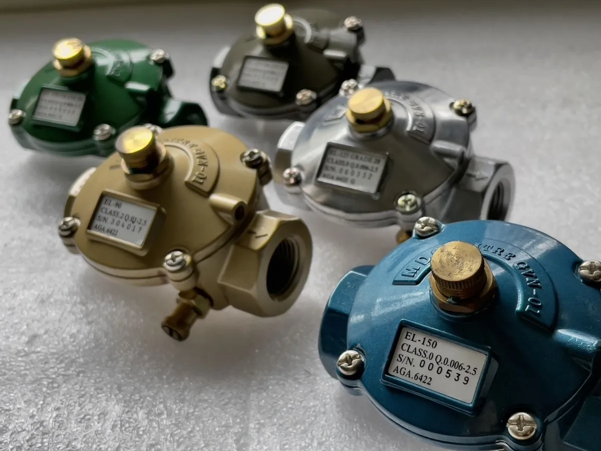 EL-series gas regulators with AGA 6422 labels · 貼有 AGA 6422 標籤的 EL 系列瓦斯調壓器